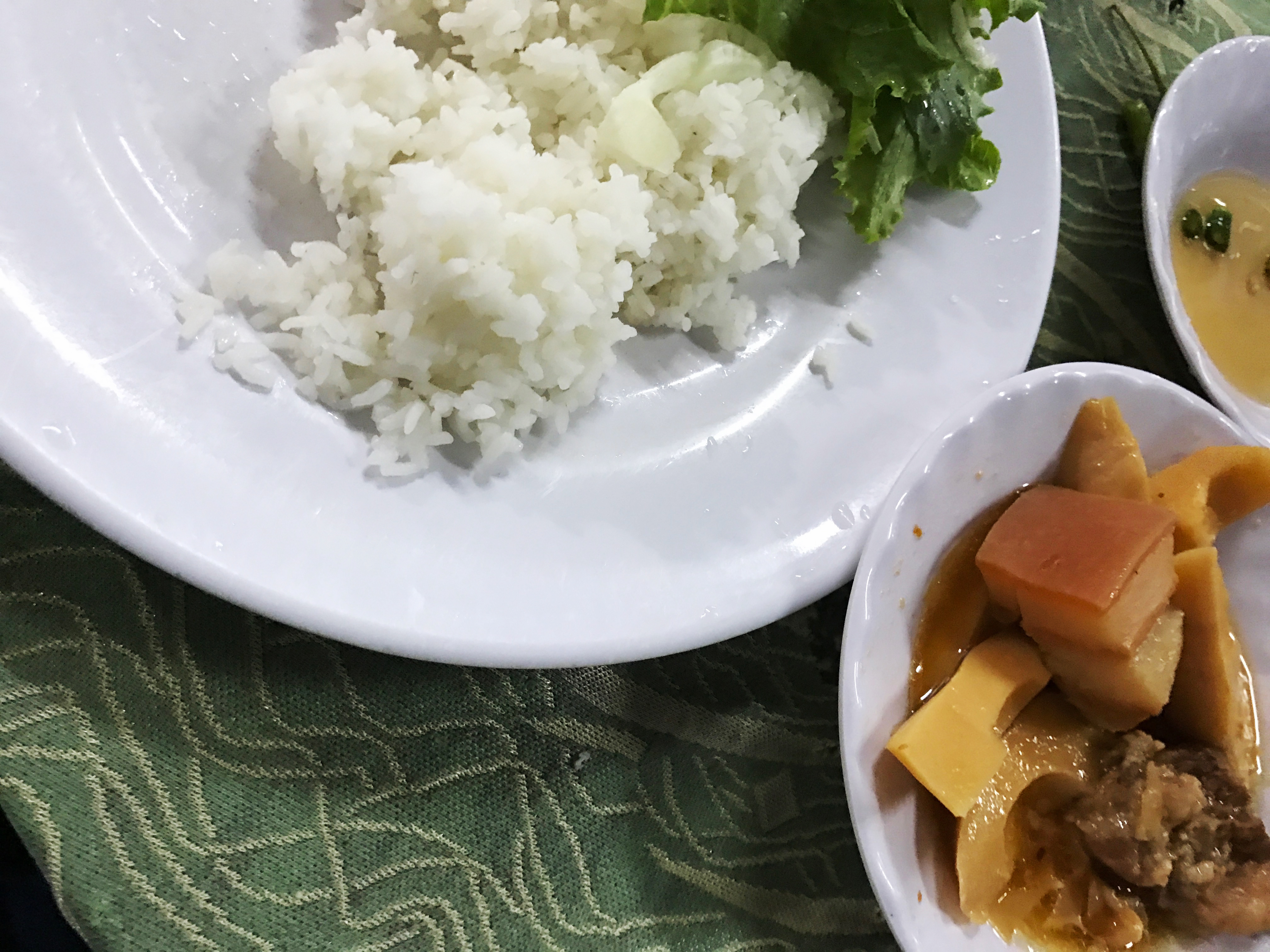 
Đĩa cơm gi&aacute; 40.000 đồng, cao hơn ng&agrave;y thường. Nhiều người lao động ngh&egrave;o thấy gi&aacute; mắc n&ecirc;n đ&atilde; phải nhịn uống nước suối.
