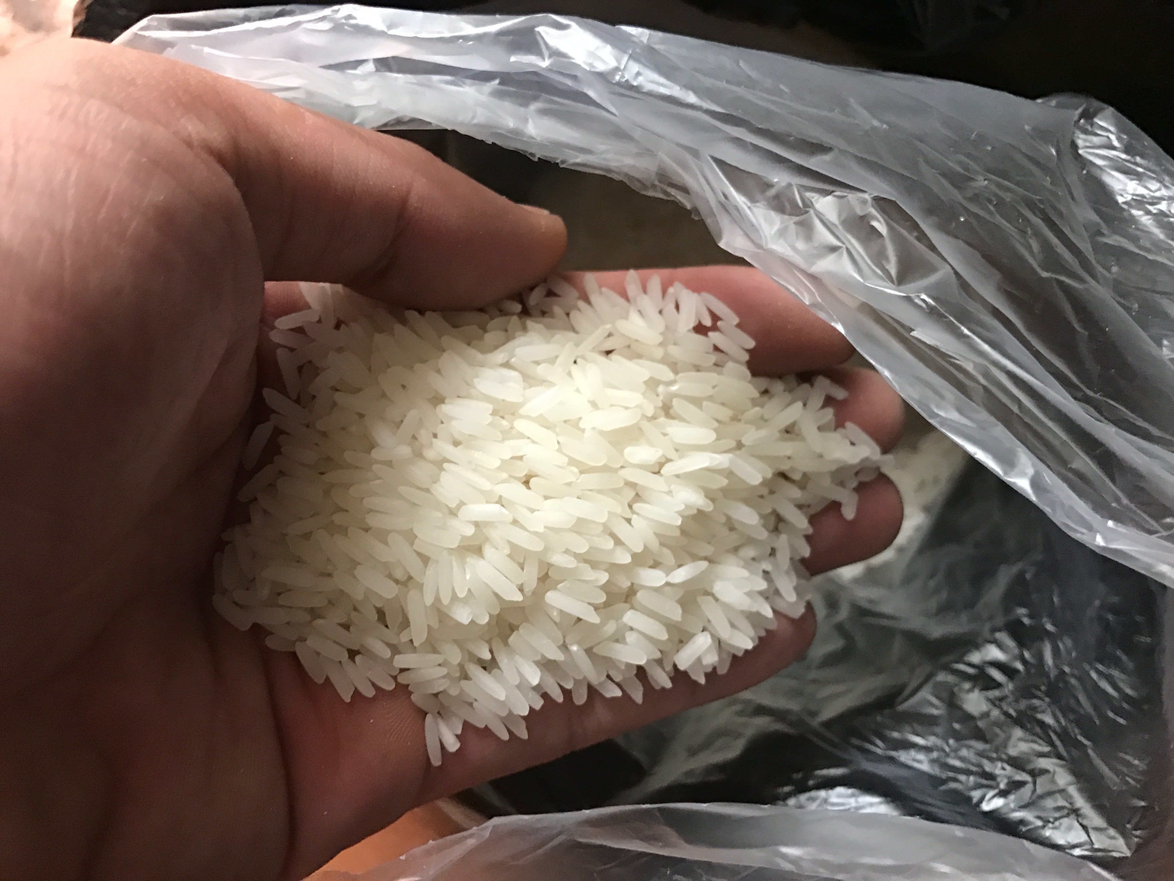 
Gạo anh B&igrave;nh mua tại một cửa h&agrave;ng gần nh&agrave;.
