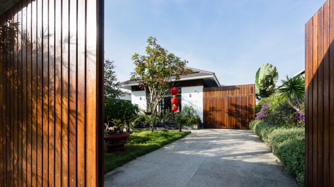 KTS Phạm Thị Mỹ An, Nam Anh Kervyn (MM++ architects) đưa ra bản thiết kế nhà một tầng có vẻ ngoài giản dị nhưng bên trong là một không gian tràn ngập thiên nhiên với sân vườn rộng và nhiều tiện nghi.
