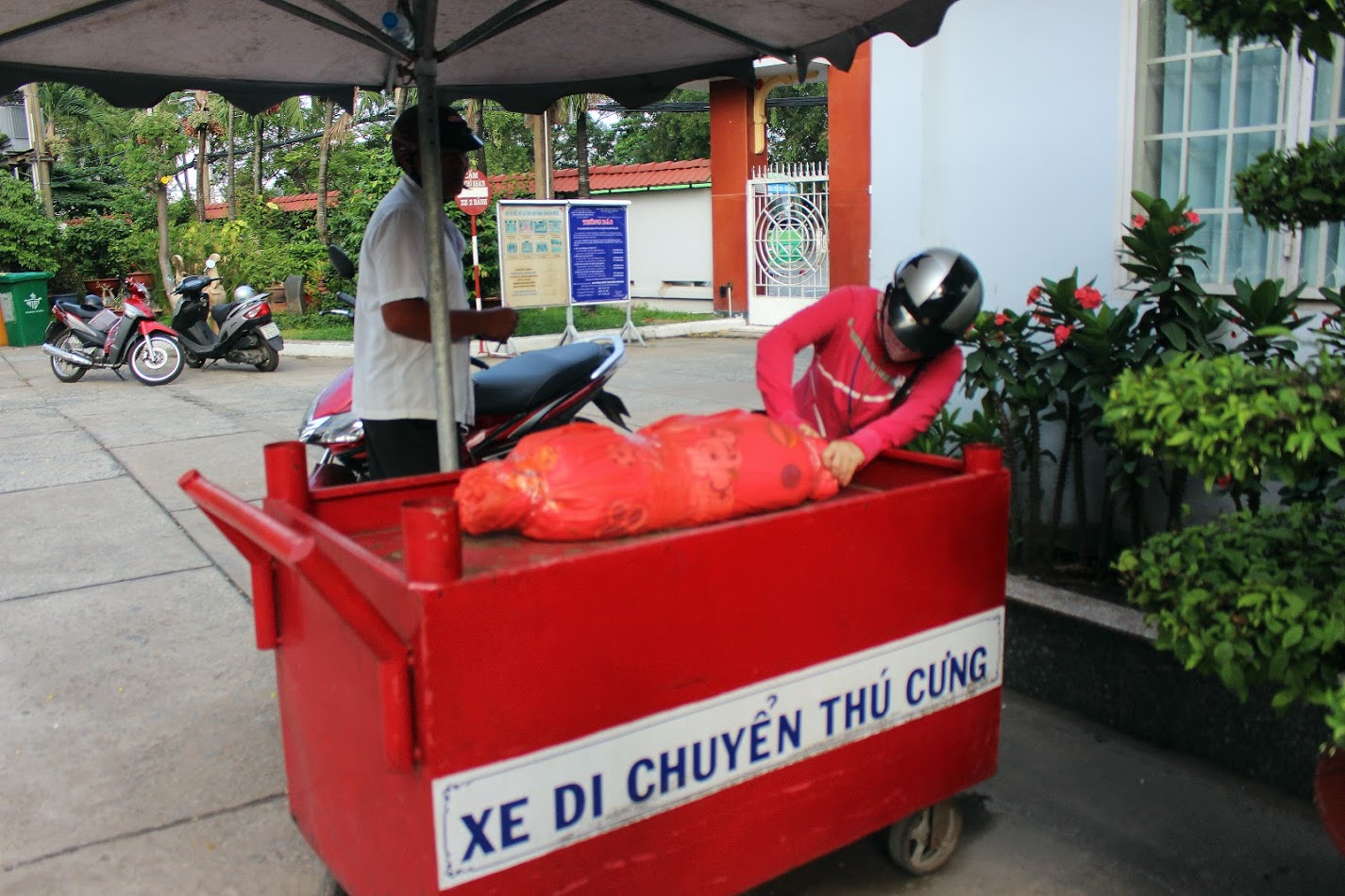 Một gia đình mang xác chó cưng đến Trung tâm Hỏa táng Bình Hưng Hòa (quận Bình Tân, TP HCM) để hỏa táng Ảnh: Quốc Chiến