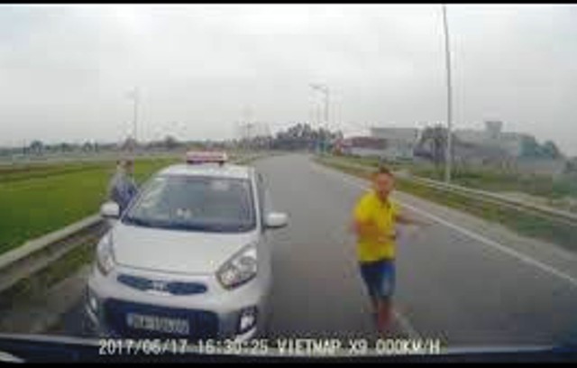 Tài xế taxi chạy ngược chiều còn hung hăng đòi đánh người