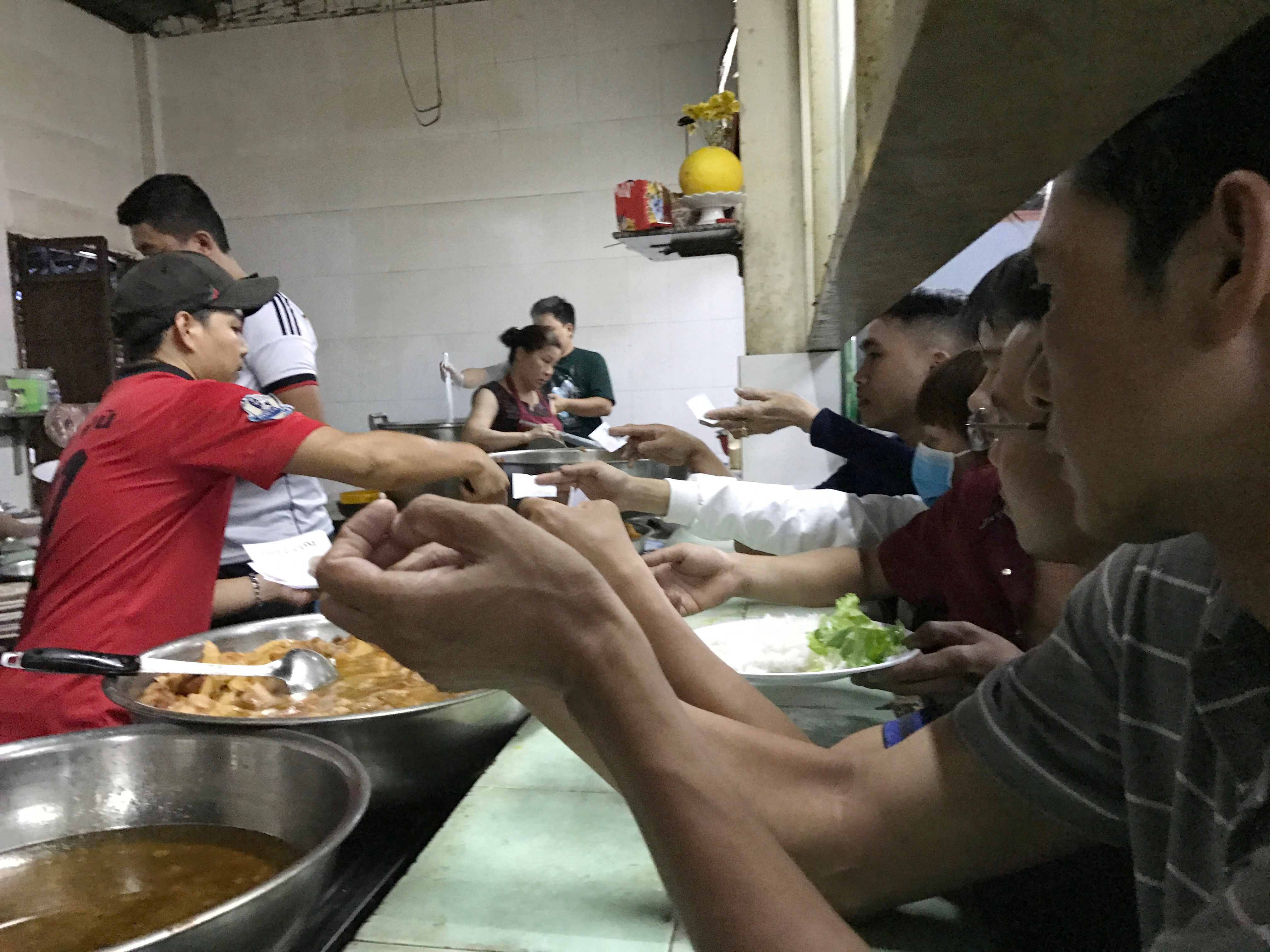 Để được ăn cơm mọi người phải gi&agrave;nh nhau, kh&ocirc;ng xếp h&agrave;ng ngay ngắn.