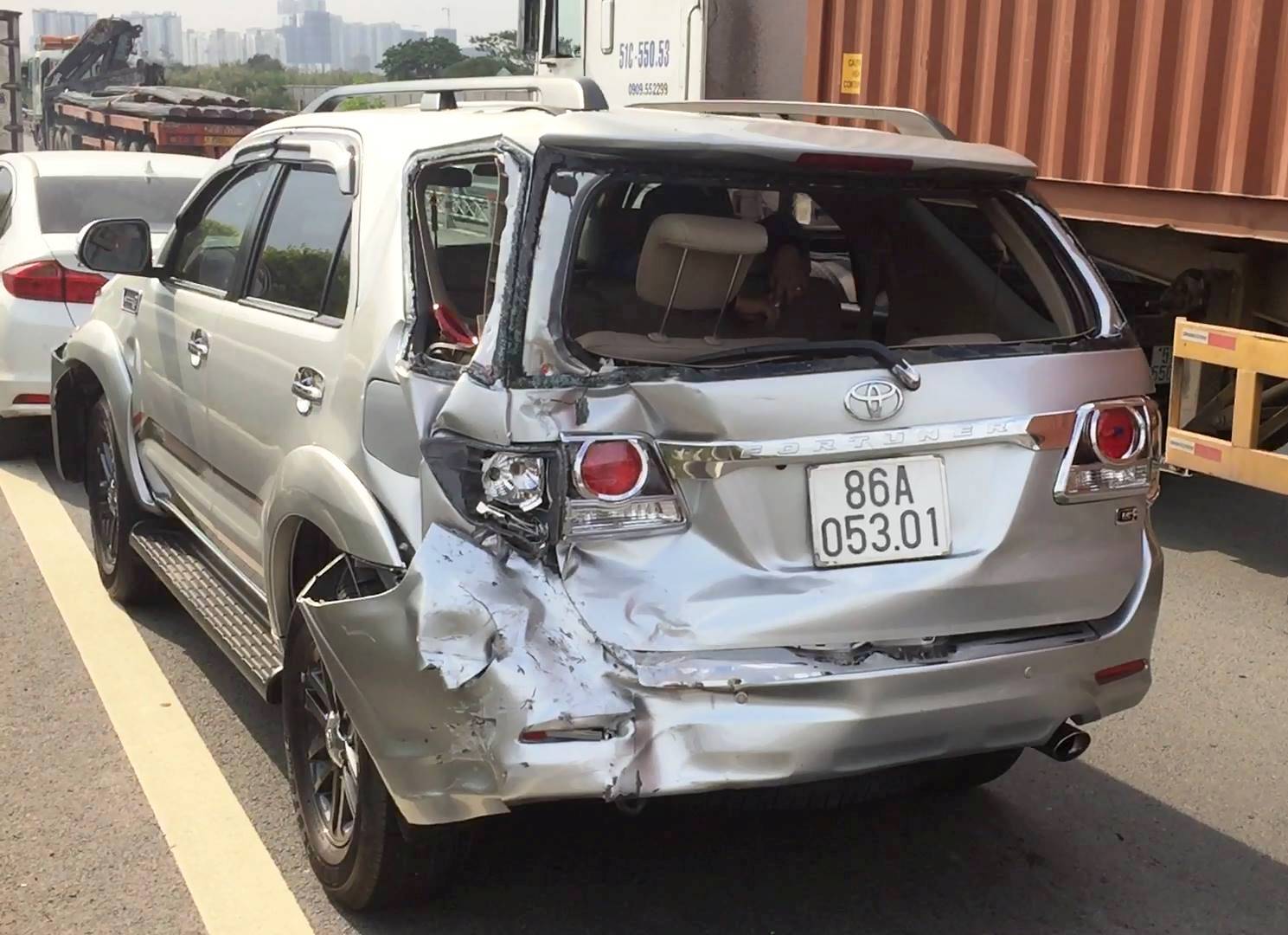 6 ô tô tông nhau ngay đường dẫn vào cao tốc