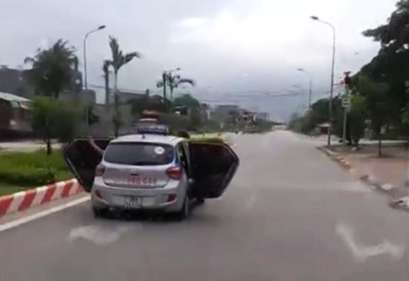 Taxi mở bung 2 cửa phóng trên đường do chở người đi cấp cứu