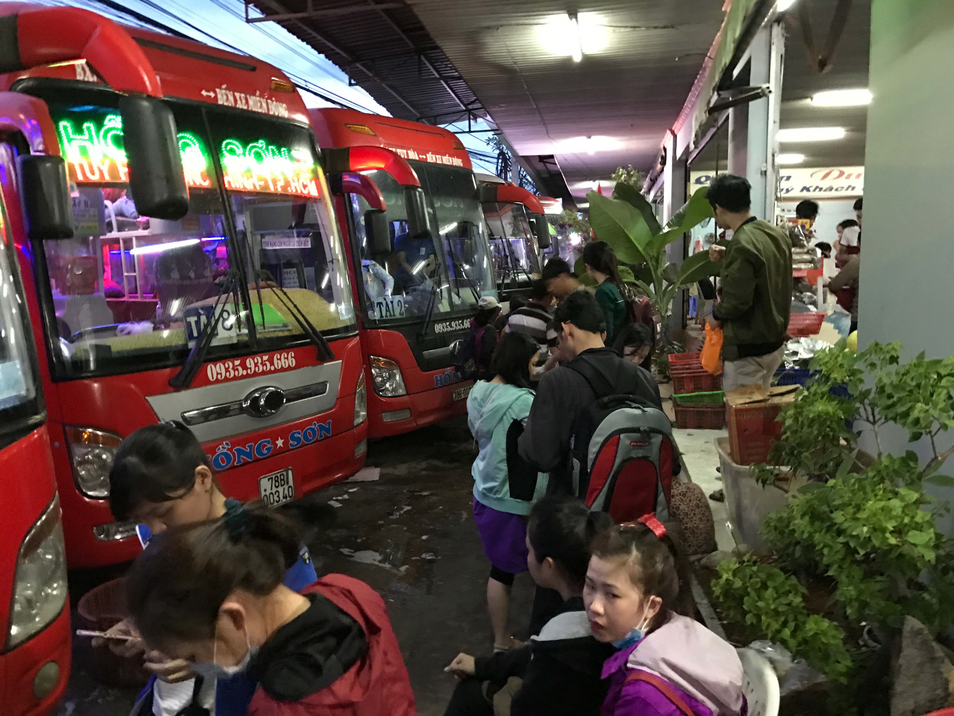 Khu vực ch&uacute;ng t&ocirc;i dừng ch&acirc;n c&oacute; kh&aacute; nhiều qu&aacute;n cơm. Tuy nhi&ecirc;n tất cả c&aacute;c h&atilde;ng xe chỉ tập trung v&agrave;o một qu&aacute;n. B&atilde;i đất đậu xe lu&ocirc;n k&iacute;n chỗ.