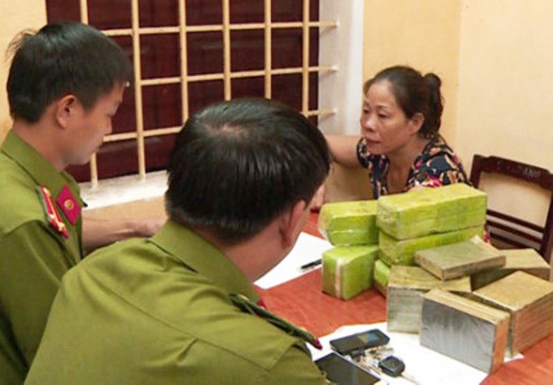 Chồng vừa bị tử hình, vợ lại buôn 15 bánh heroin