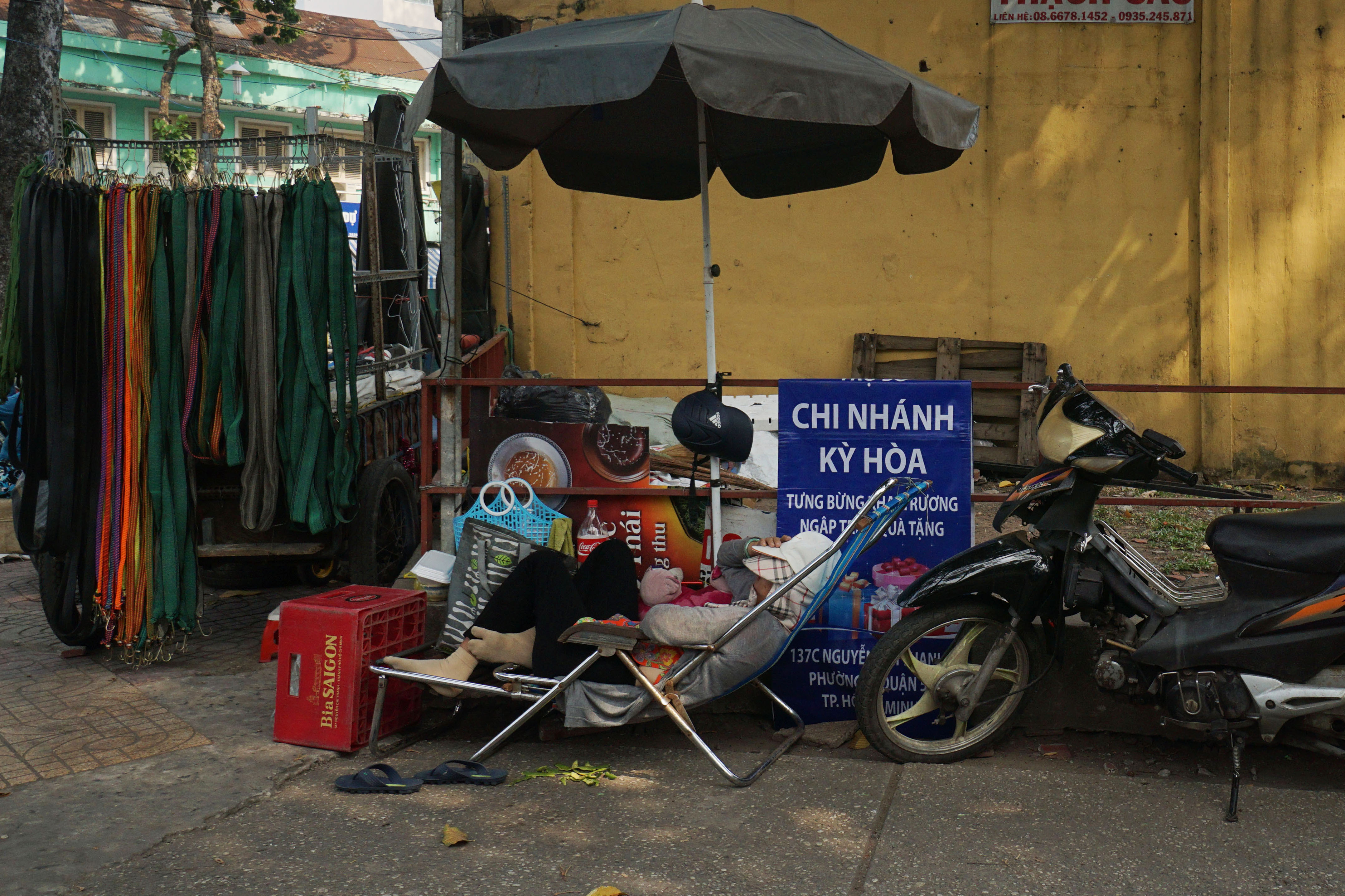 Những giấc mơ trưa nặng g&aacute;nh cơm &aacute;o, gạo tiền - Ảnh 10.