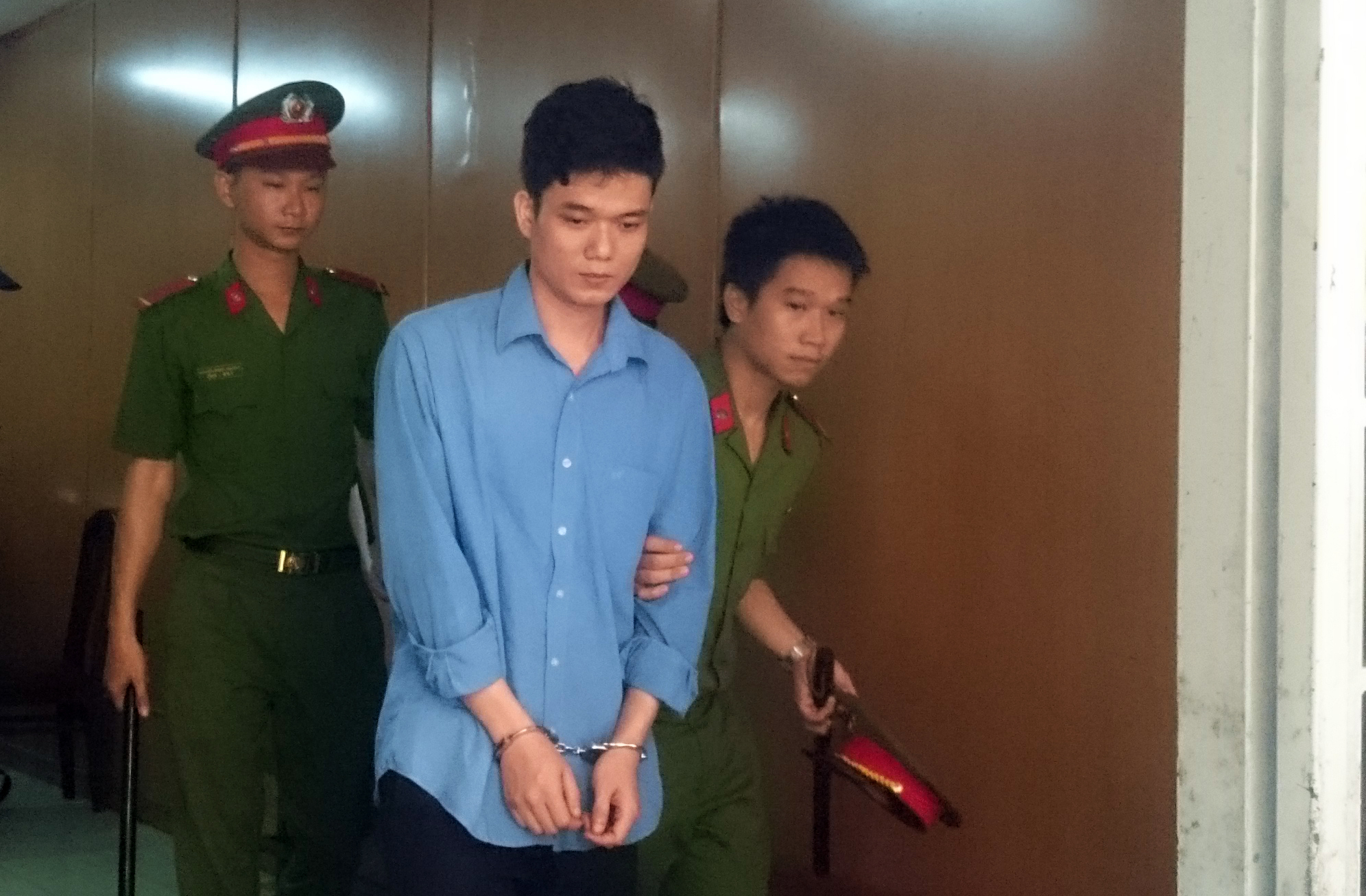 Chở nhau vượt đèn đỏ, 1 người chết, 1 kêu oan