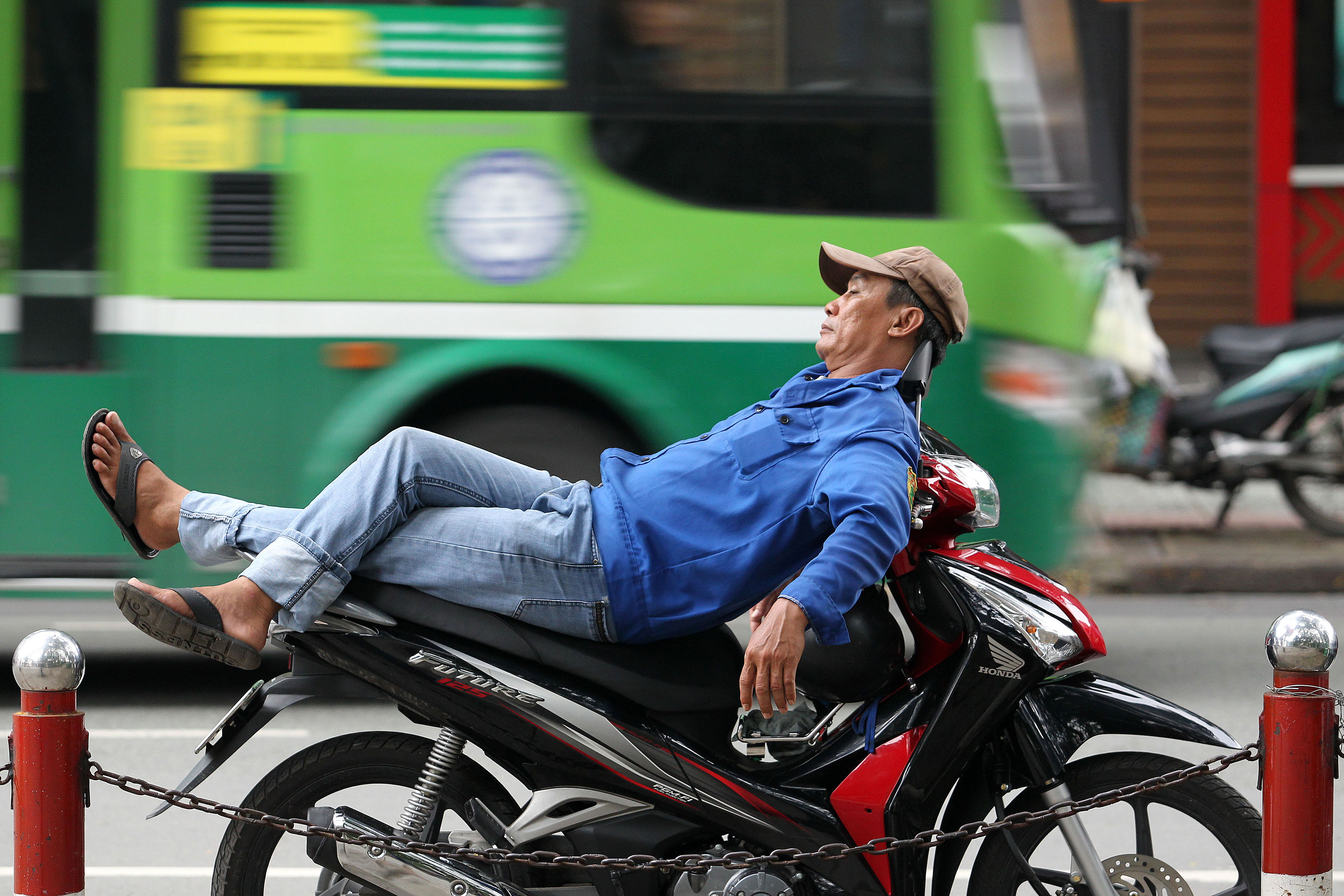 Những giấc mơ trưa nặng gánh "cơm áo, gạo tiền"