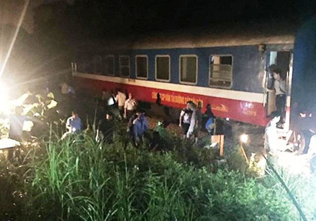 Vào ga ở Thanh Hóa, tàu SE3 chở 200 khách trật bánh