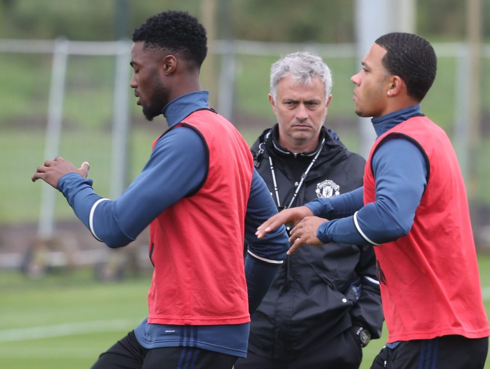 Depay (phải) không có chỗ đứng ở M.U dưới thời Mourinho