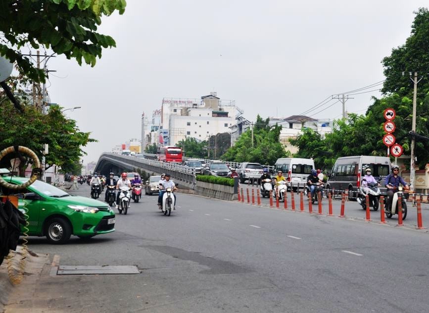 Giao thông trên đường Cộng Hòa, đoạn qua cầu vượt Hoàng Hoa Thám (quận Tân Bình) sáng nay