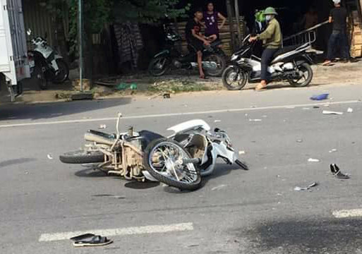 Xe máy đối đầu, 1 người tử vong, 2 thanh niên nguy kịch