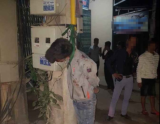 Thanh niên trộm chó bị hành hung, cột cổ lên cột điện