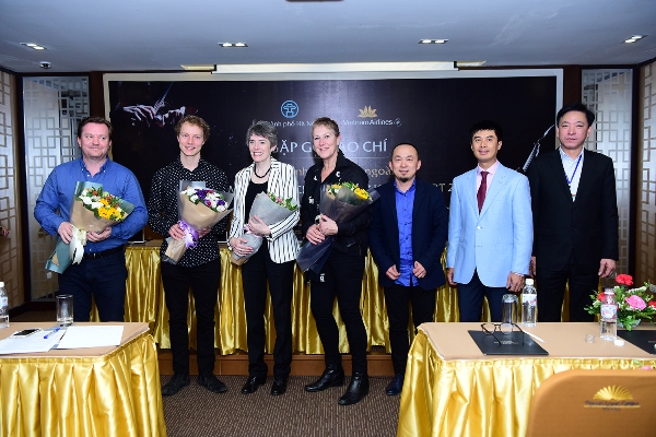 Đại diện Ban tổ chức chụp ảnh cùng đại diện dàn nhạc