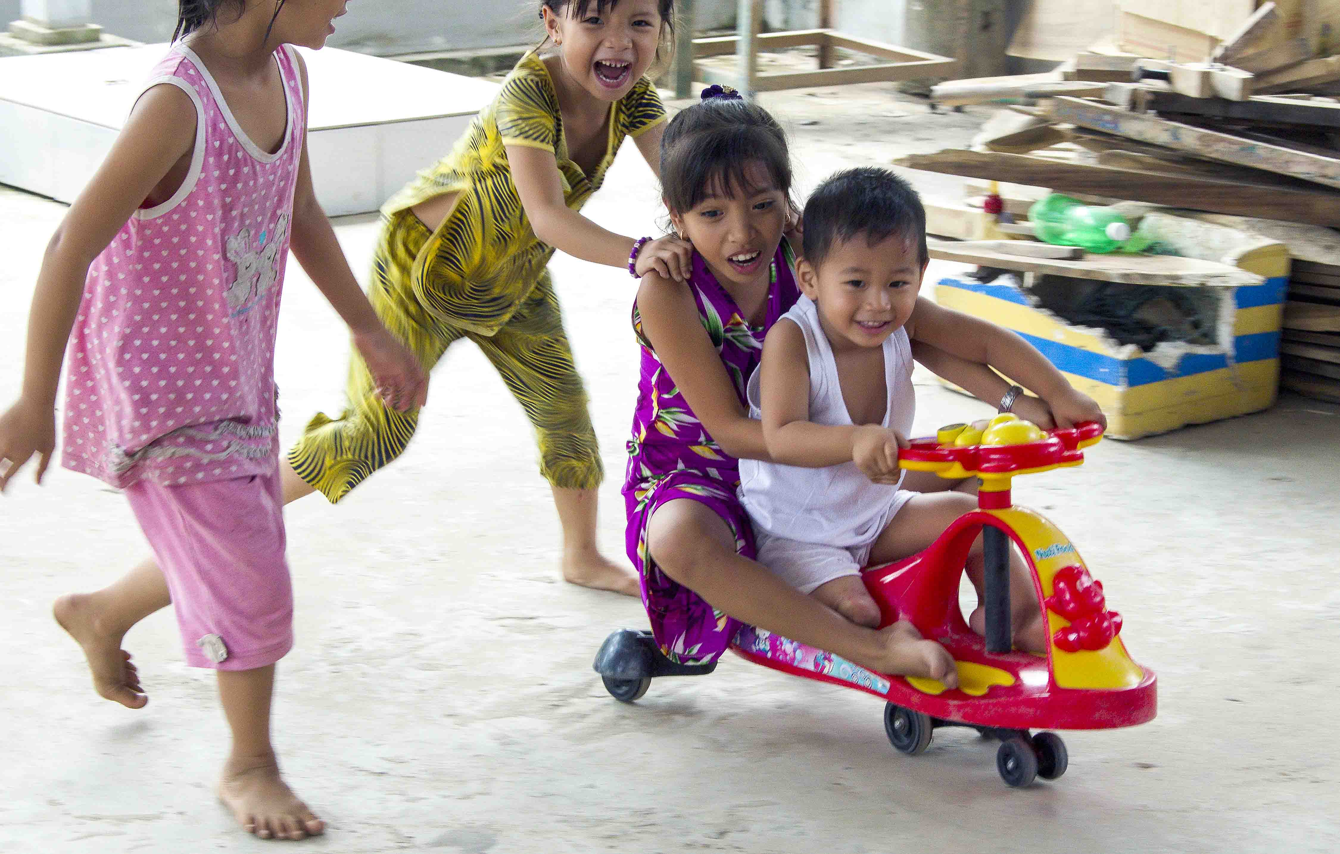 Bé Huy rất hiếu động, thích chơi đùa cùng người chị và lũ trẻ trong xóm