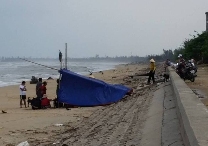 Sóng đánh lật úp thuyền, một ngư dân tử vong trên biển