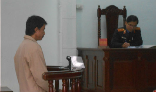Rớt nước mắt với đứa trẻ ngóng cha ở sân tòa
