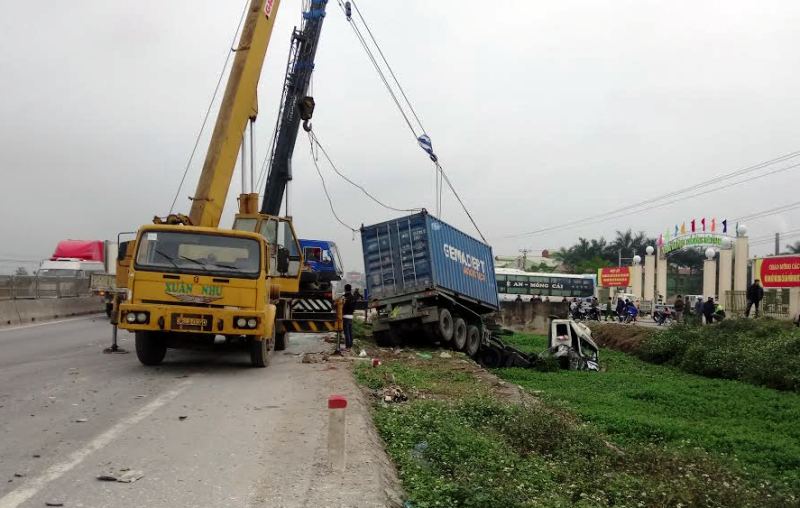 Xe khách chở 30 người tông xe container bay xuống mương