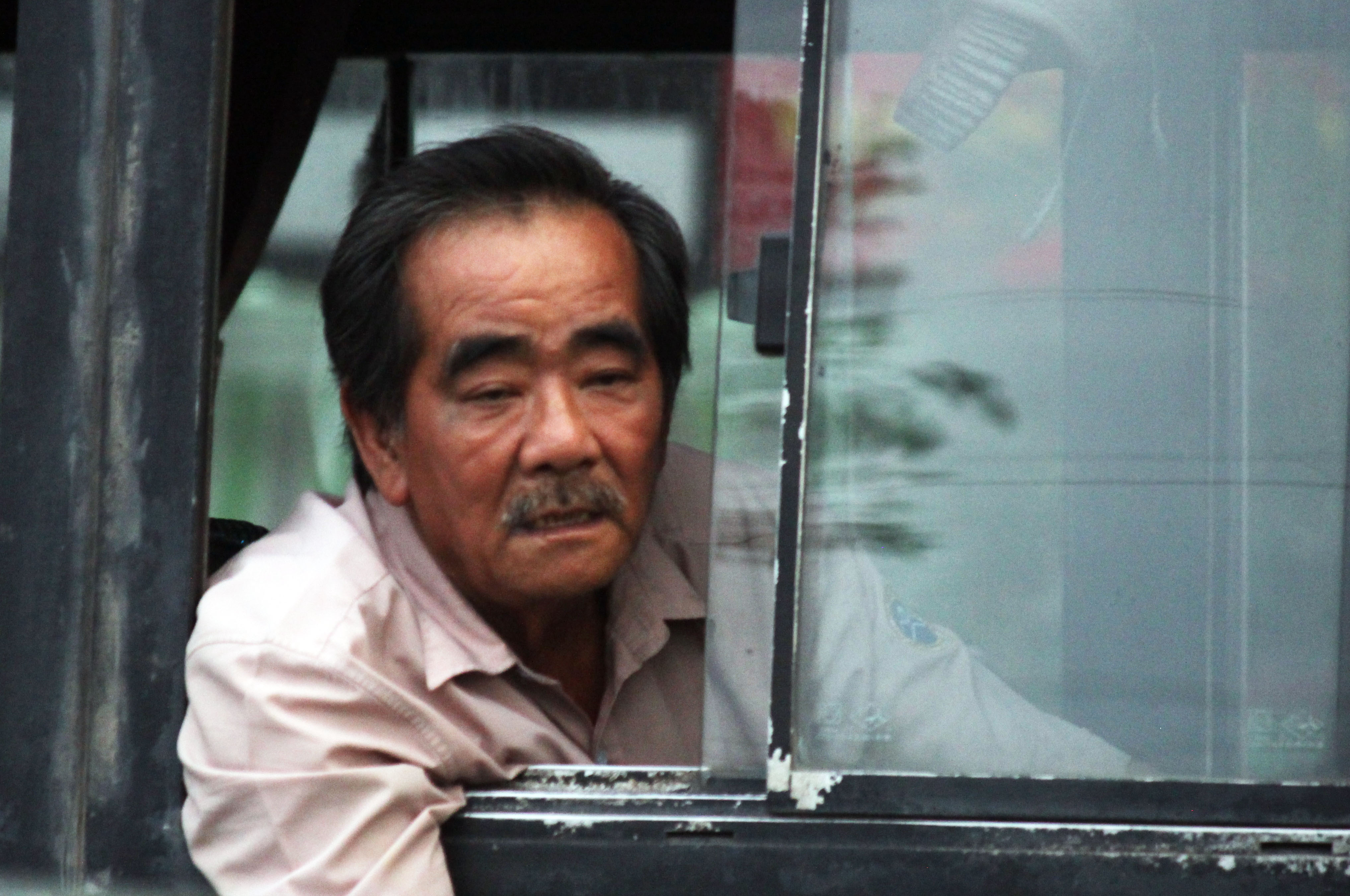 Người đàn ông tỏ ra mệt mỏi vì xe buýt chôn chân.
