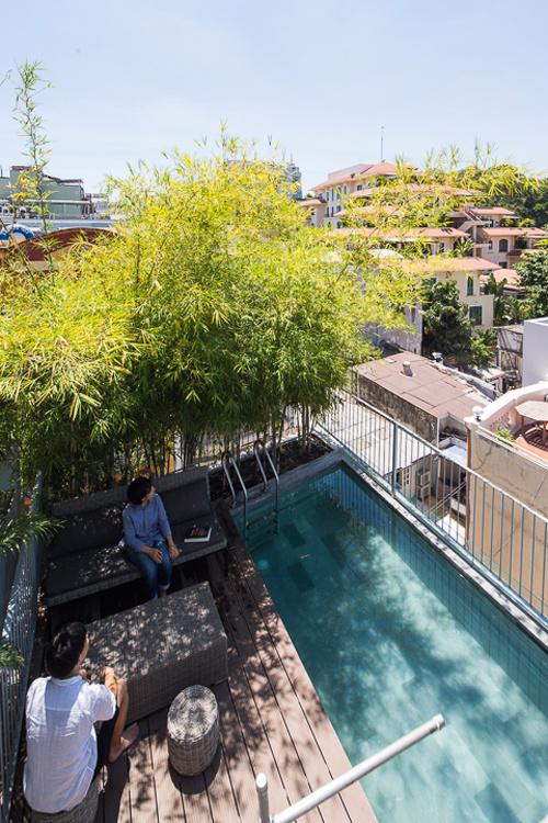 Phần sân thượng có bể bơi nhỏ, chỗ ngồi chơi thư giãn hóng gió mát.