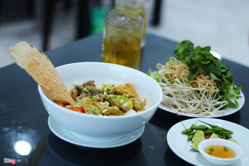 Những món ăn kèm bánh tráng miền Trung chinh phục người Sài Gòn