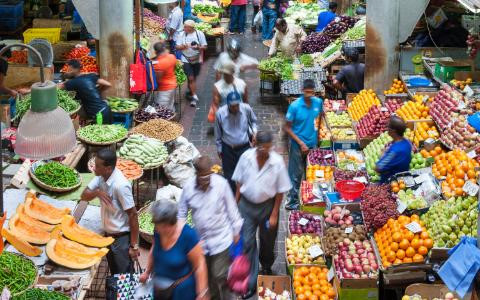 Port Louis, Mauritius: Ẩm thực của Mauritius l&agrave; sự ho&agrave; trộn của Ph&aacute;p, Ấn Độ, Trung Quốc v&agrave; Anh. M&oacute;n nổi tiếng ở đ&acirc;y l&agrave; bol renverse, cơm với thịt heo, g&agrave; hoặc c&aacute;, rau, một quả trứng ốp v&agrave; dầu h&agrave;o.