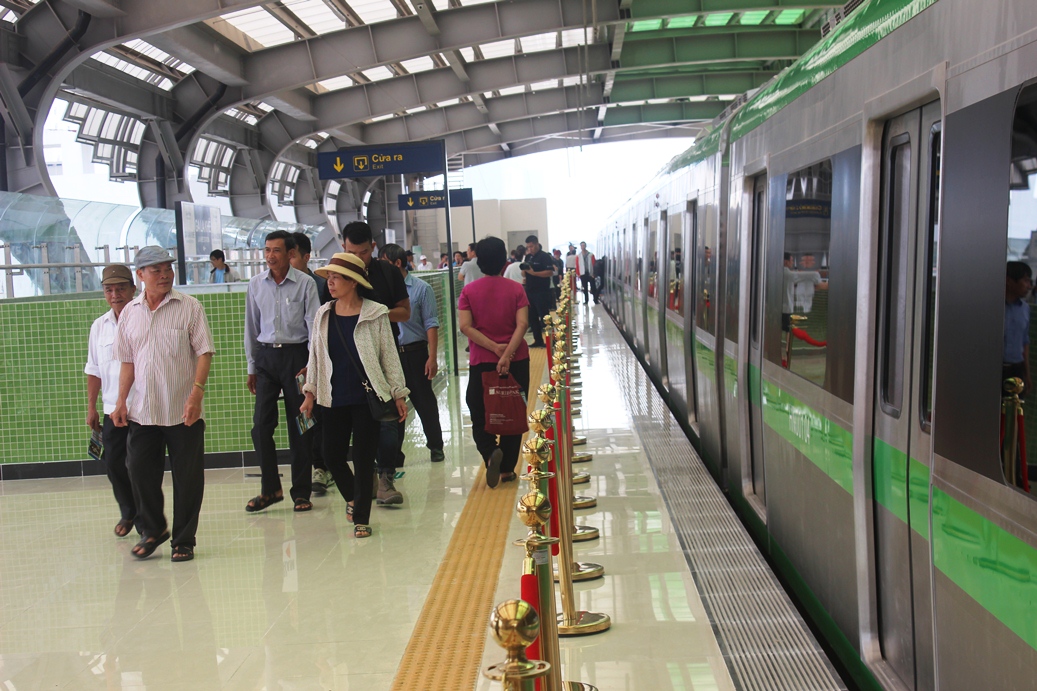 H&aacute;o hức mục sở thị t&agrave;u đường sắt C&aacute;t Linh - H&agrave; Đ&ocirc;ng - Ảnh 1.