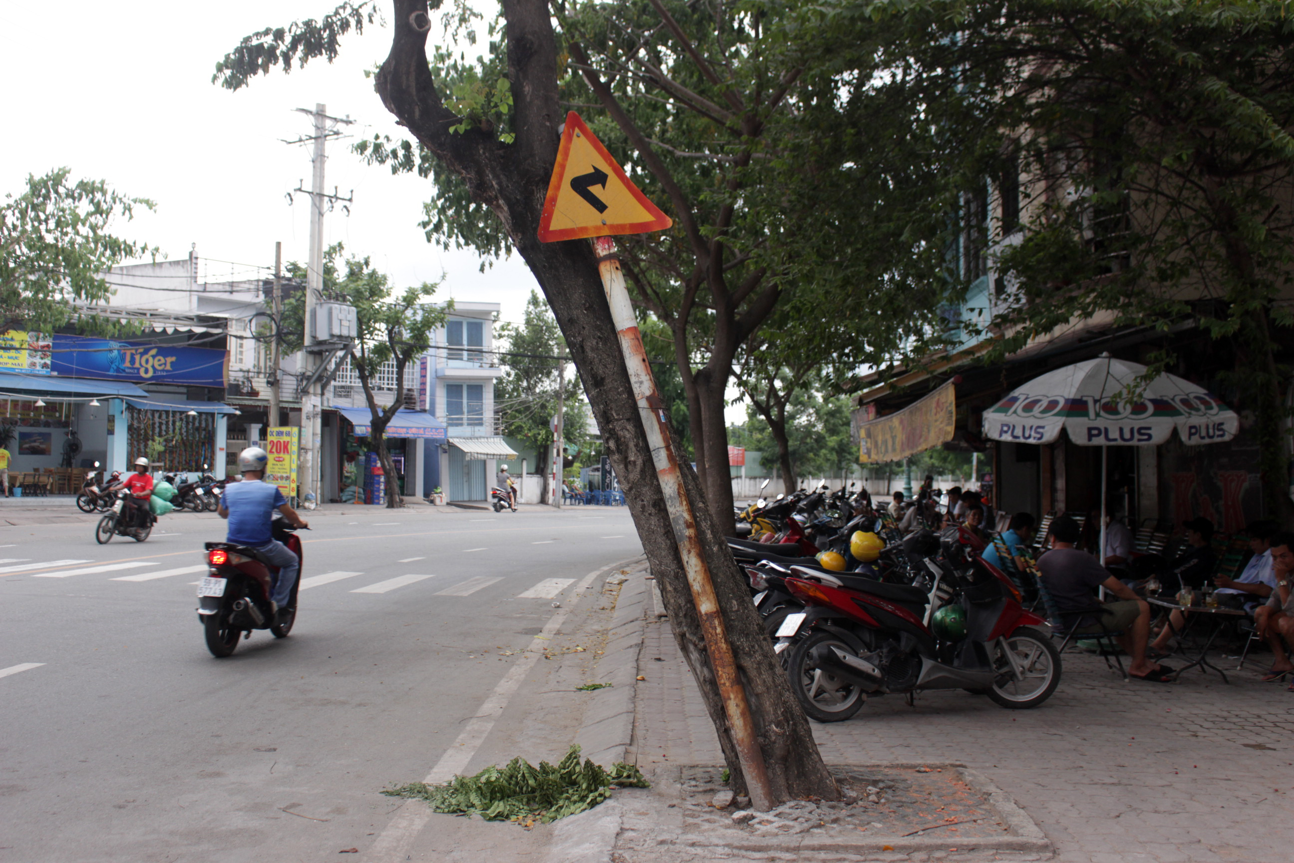 Đủ kiểu biển báo bẫy người! - Ảnh 2.