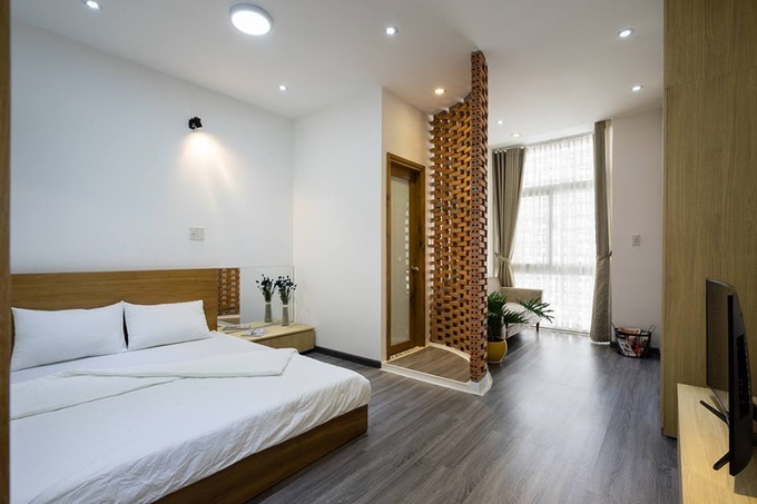 Nh&agrave; ống rộng r&atilde;i, tho&aacute;ng m&aacute;t nhờ giếng trời hiện đại - Ảnh 10.