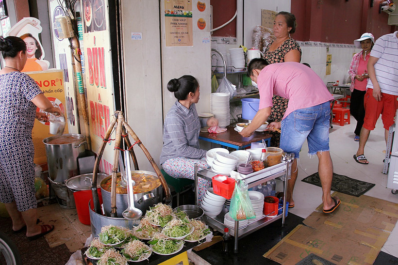 Bún riêu sang chảnh sát chợ Bến Thành - Ảnh 11.