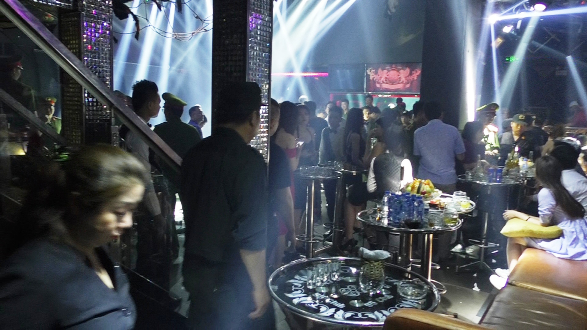 Đột kích 3 quán bar, tạm giữ 43 người dương tính với ma túy