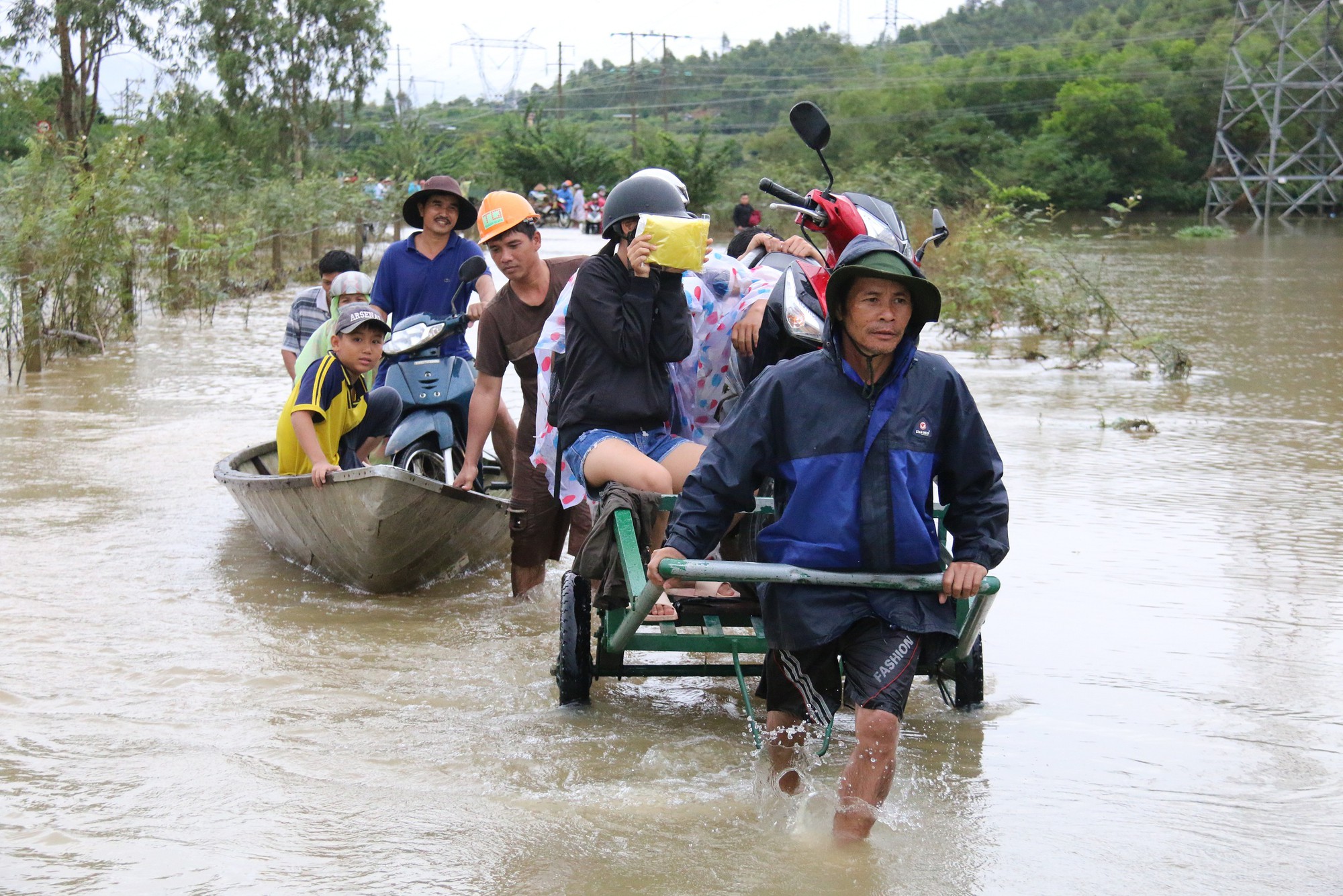 Người dân Quảng Nam dùng xe bò chở xe máy vượt lũ