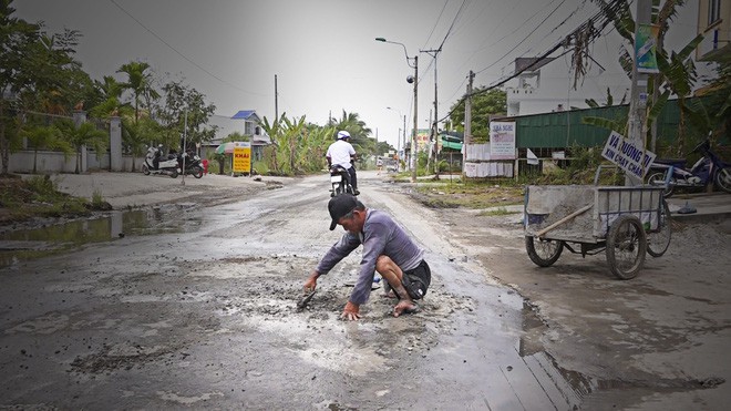 Xem x&eacute;t khen thưởng &ldquo;Người đ&agrave;n &ocirc;ng tật nguyền qu&aacute;i gở&rdquo; - Ảnh 3.