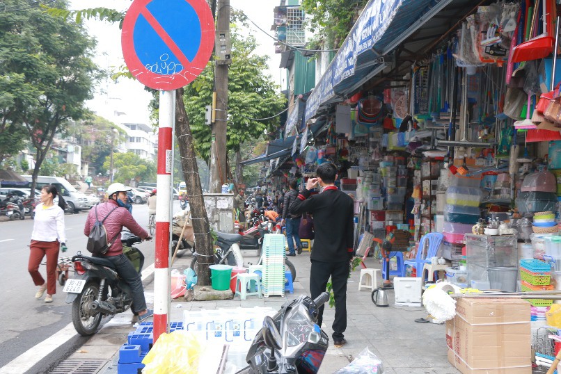 Vỉa hè Hà Nội: Sau 9 tháng "ra quân" đâu lại vào đấy