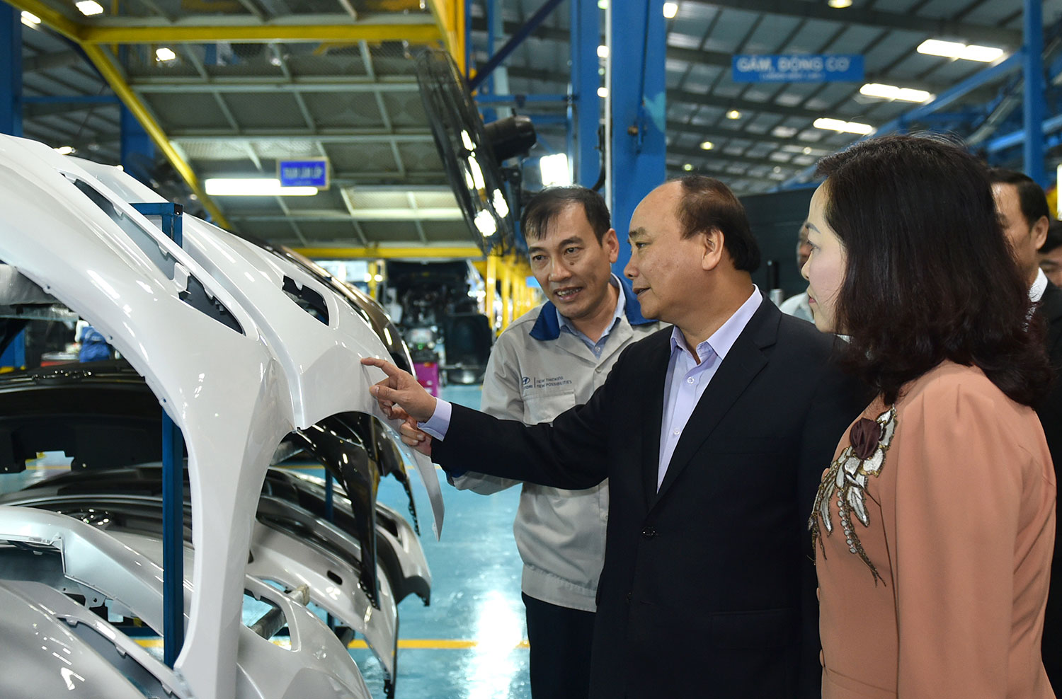Thủ tướng Nguyễn Xu&acirc;n Ph&uacute;c tham quan d&acirc;y chuyền sản xuất tại nh&agrave; m&aacute;y &ocirc; t&ocirc; của Tập đo&agrave;n Hyundai Th&agrave;nh C&ocirc;ng Ảnh: QUANG HIẾU