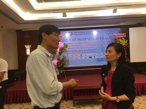 L&atilde;nh đạo Cục Thuế TP HCM trao đổi với doanh nghiệp tại buổi &ldquo;C&agrave; ph&ecirc; doanh nh&acirc;n&rdquo; s&aacute;ng 4-3 Ảnh: SƠN NHUNG