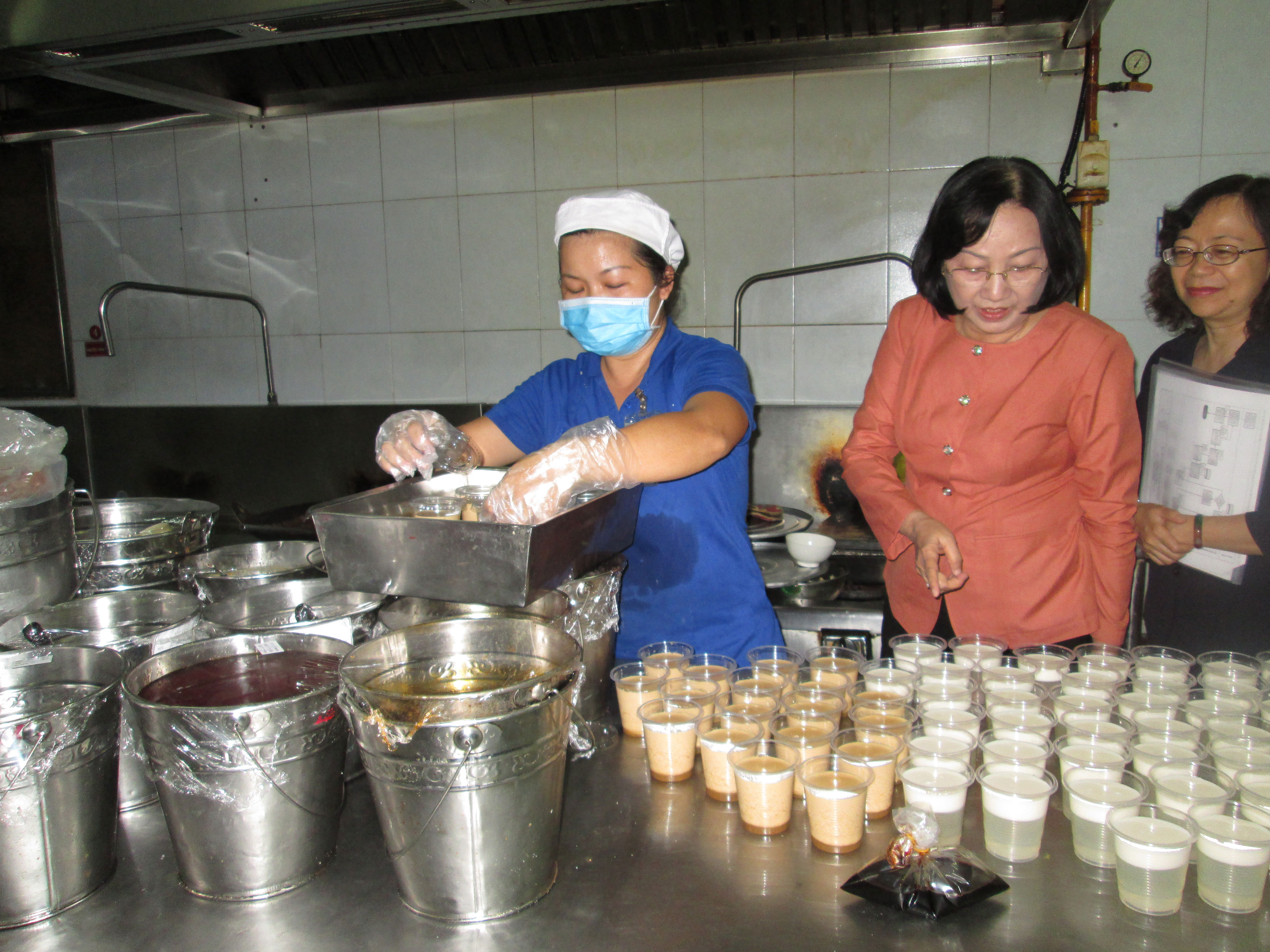 Đại biểu HĐND TP HCM giám sát an toàn thực phẩm tại một siêu thị