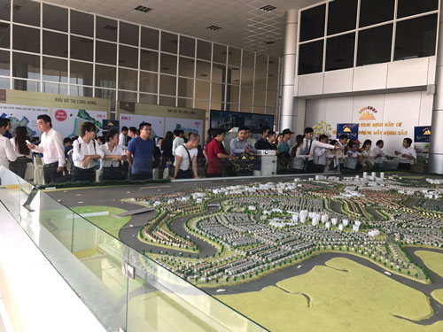 
Dự &aacute;n khu đ&ocirc; thị Long Hưng (TP Bi&ecirc;n H&ograve;a, tỉnh Đồng Nai), một trong những dự &aacute;n c&oacute; ph&aacute;p l&yacute; v&agrave; hạ tầng ho&agrave;n chỉnh, gi&aacute; tốt n&ecirc;n được kh&aacute;ch h&agrave;ng mua ở rất nhiều.
