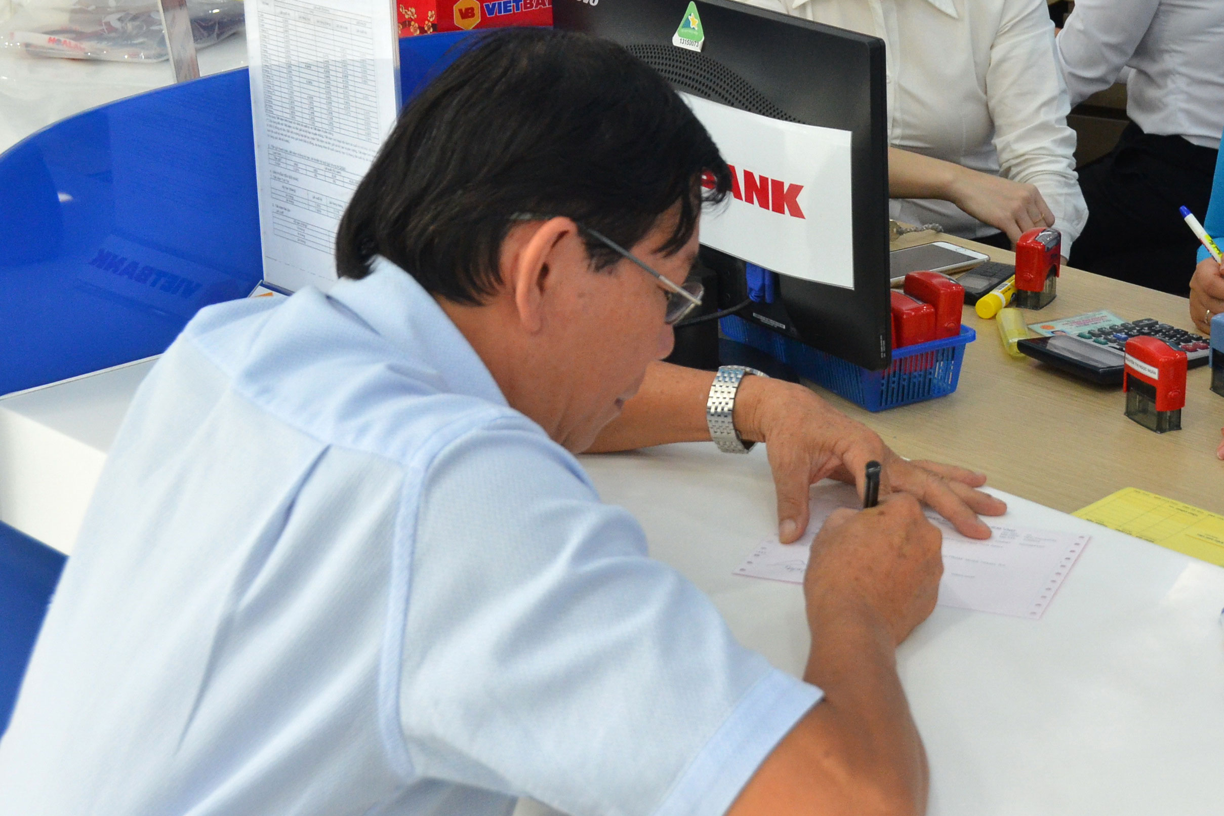Ngân hàng tận thu phí dịch vụ