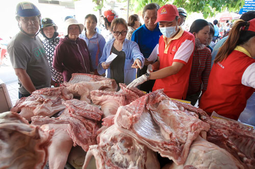 "Giải cứu" thịt heo hay cuộc chiến bán lẻ?