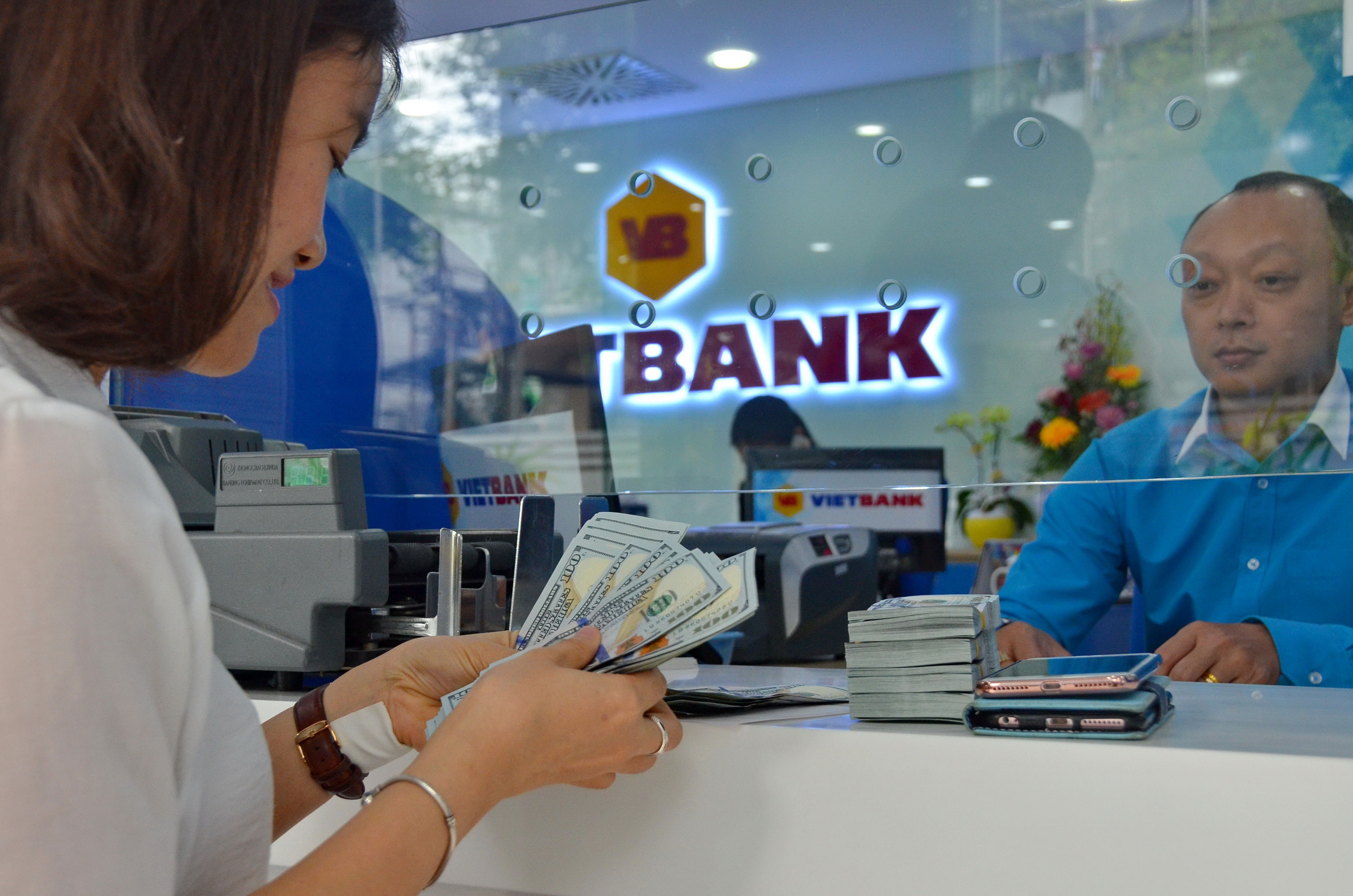 Huy động USD bằng cách nào?