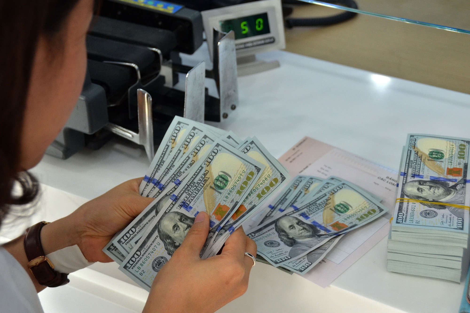 Khó dừng cho vay USD