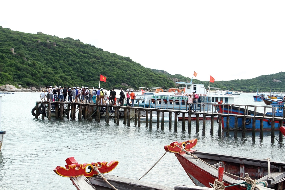 Khách du lịch đến với Vĩnh Hy