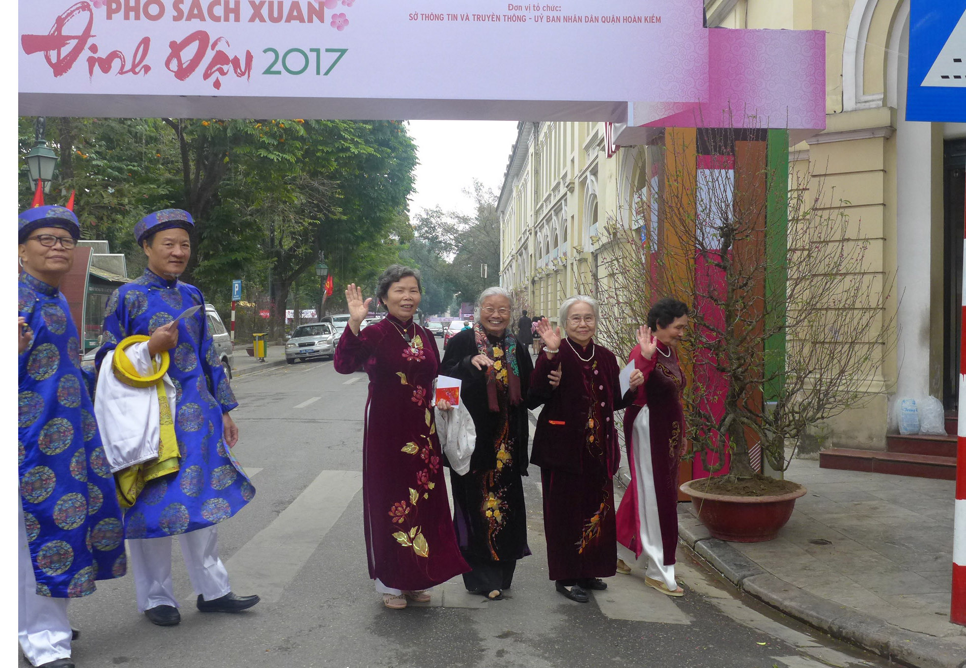 Các cụ bà, cụ ông giữ truyền thống với áo dài, khăn xếp