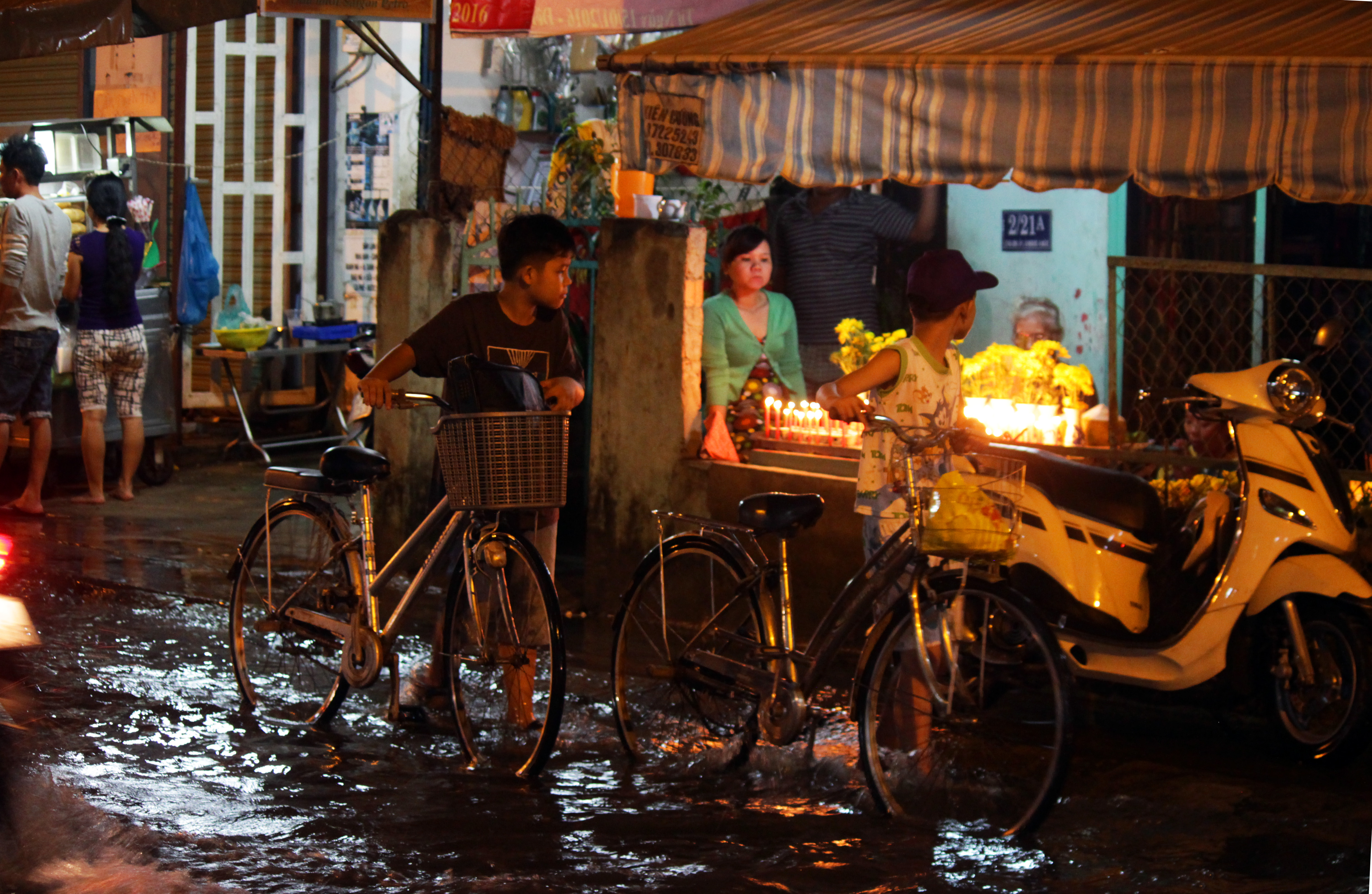 Mặc dù nước ngập, nhiều gia đình trên đường cũng lập đàn để cúng sao giải hạn trong ngày rằm tháng Giêng này.