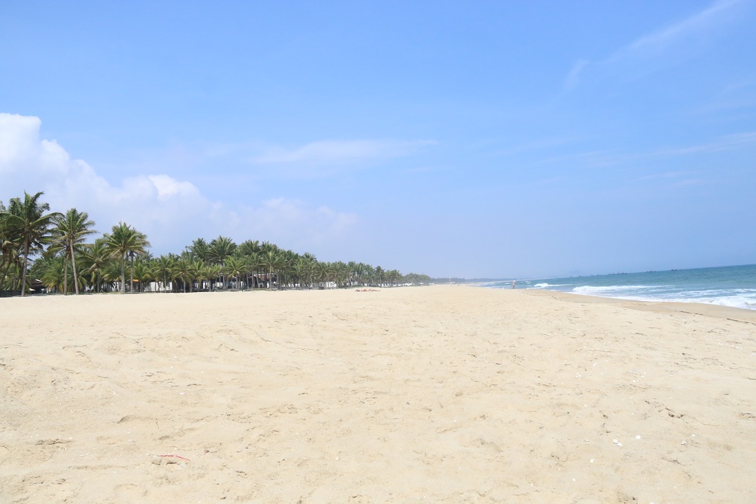 Bờ c&aacute;t trắng phau, nước trời một m&agrave;u