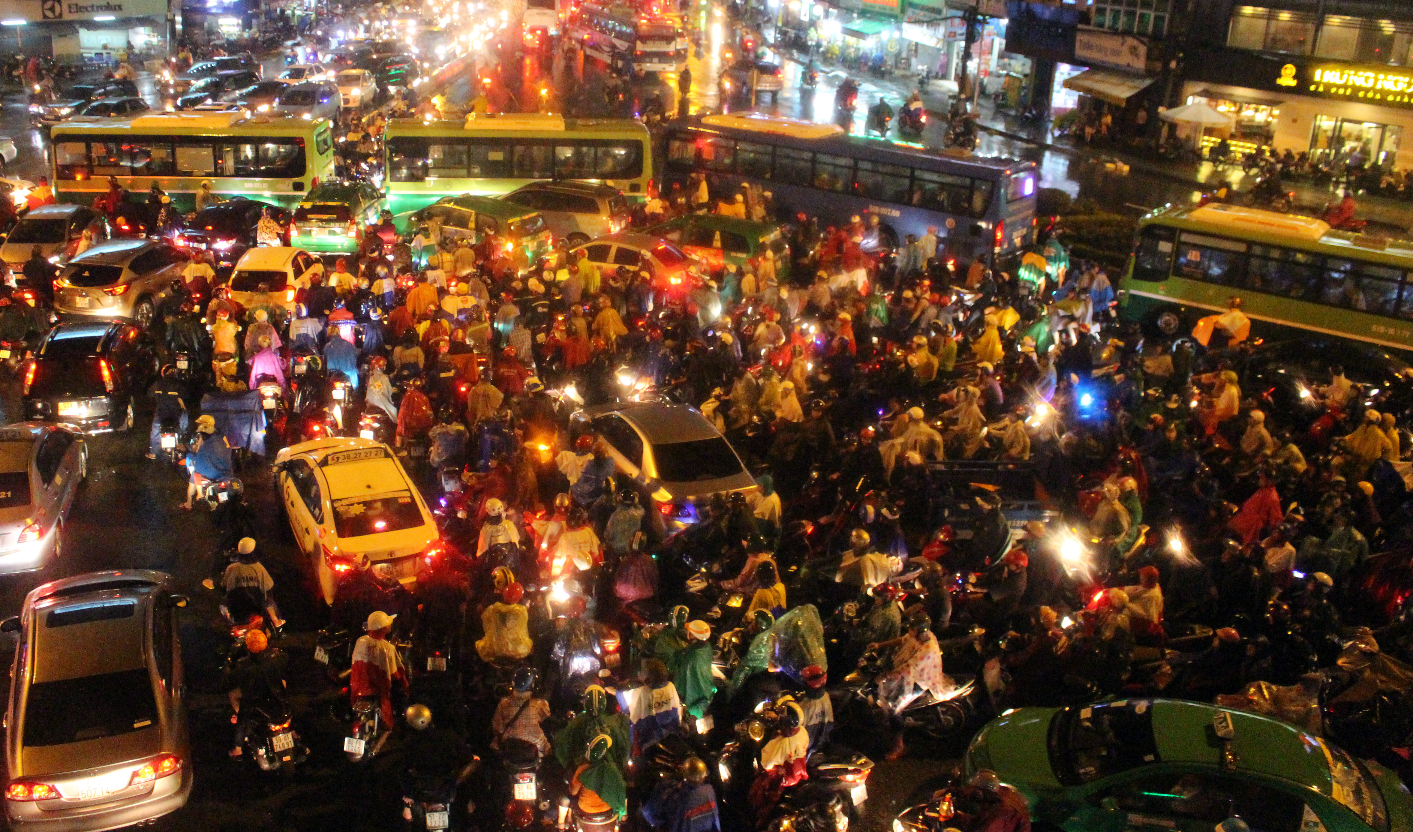 Mưa trắng đất m&ugrave; trời, kẹt xe ngập nước tơi bời - Ảnh 7.
