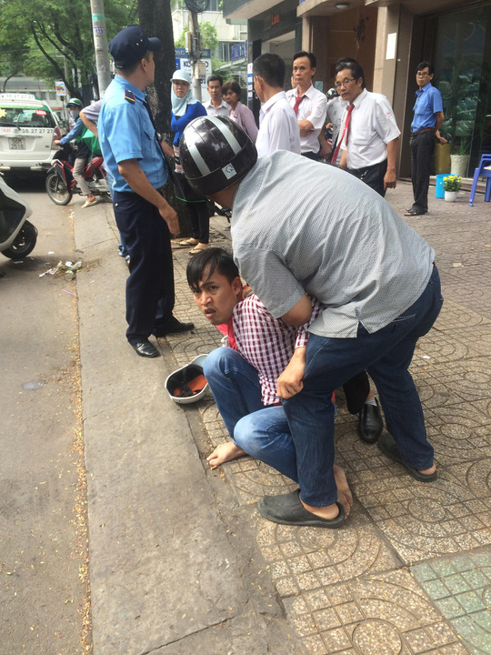 T&ecirc;n cướp chạy ngược chiều bị d&acirc;n v&acirc;y bắt khai g&igrave; tại c&ocirc;ng an? - Ảnh 1.