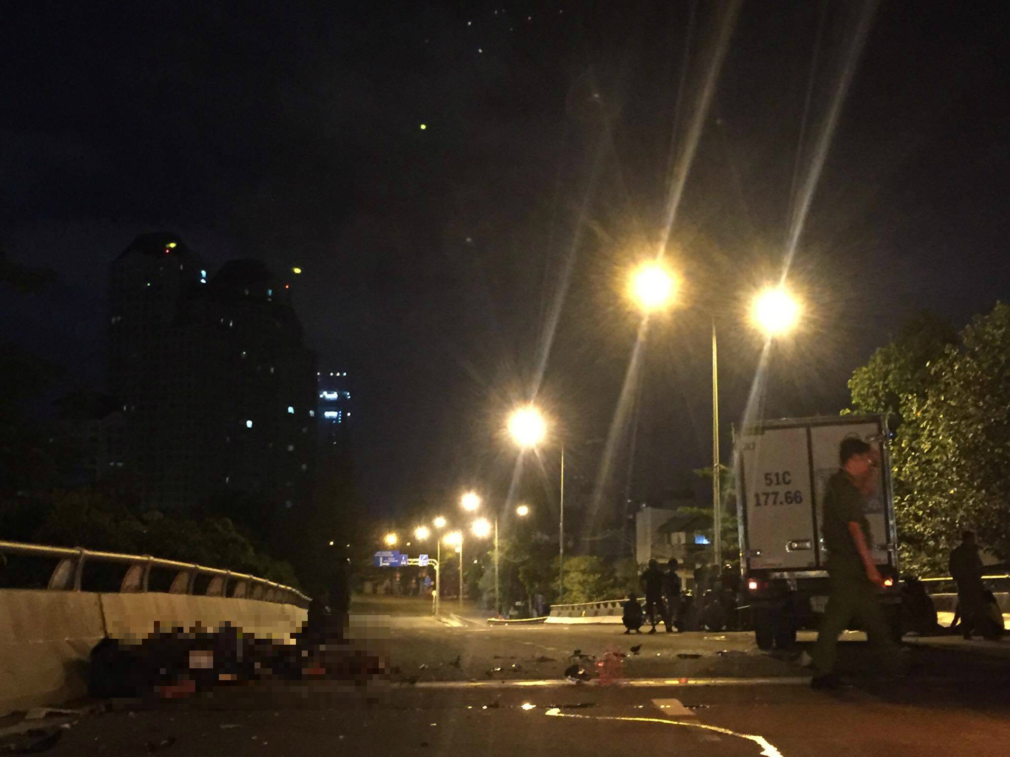 Chạy ngược chiều trên cầu, 2 người bị ô tô tông chết
